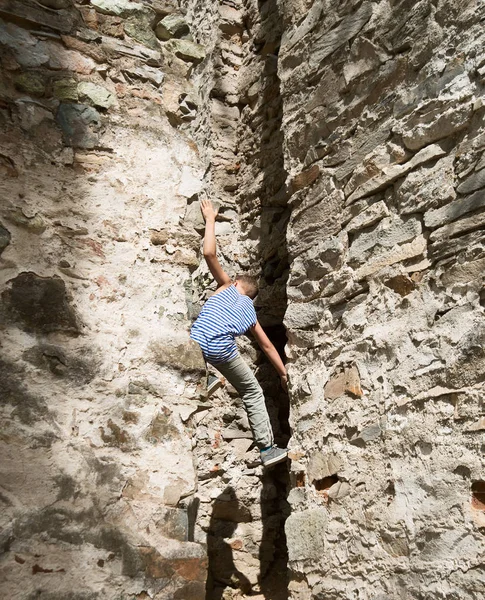 Zadní Pohled Chlapce Horolezec Vertikální Kamenné Zdi Pozadí — Stock fotografie