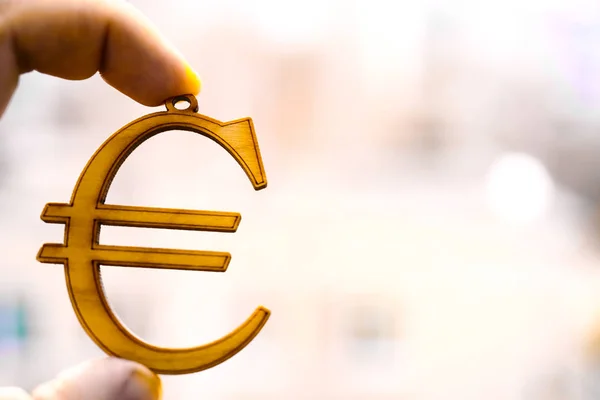 Una Mano Sosteniendo Letrero Dinero Euros Madera Sobre Fondo Borroso — Foto de Stock