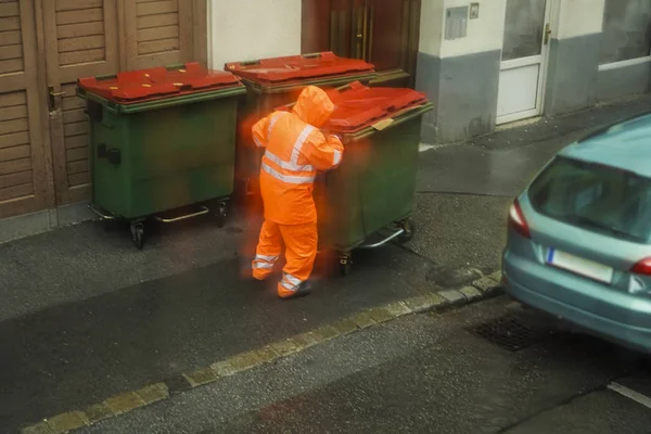Homme Travailleur Porter Uniforme Orange Marcher Avec Dustbin Sur Rue — Photo