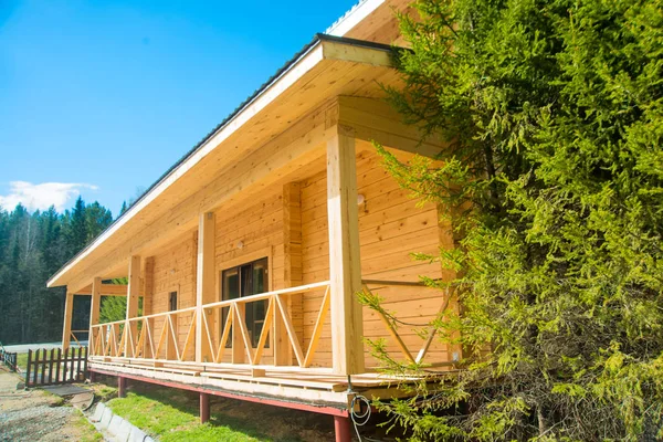 Madera Casa Madera Fachada Contra Fondo Cielo Nublado Fachada Una — Foto de Stock