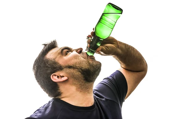Depressief Young Man Met Alcoholverslaving Geïsoleerd Witte Achtergrond — Stockfoto