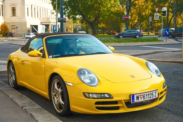 Wien Austria Novembre 2017 Yellow Porshe Una Strada Vienna — Foto Stock