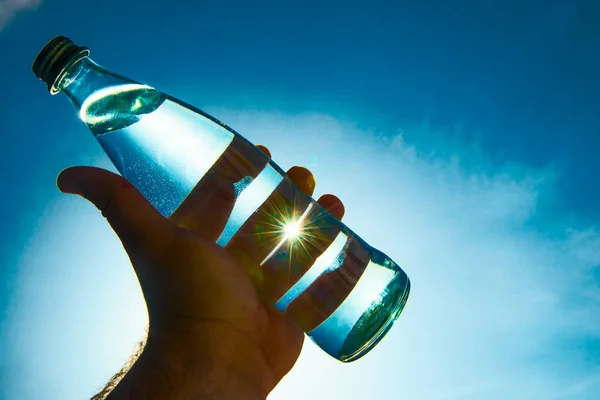 Männliche Hand Hält Transparente Glasflasche Mit Klarem Trinkwasser — Stockfoto