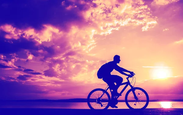 Εικόνα Σπορ Τουριστικά Ανθρώπου Ποδήλατο Κατά Ηλιοβασίλεμα Ουρανός Σύννεφα — Φωτογραφία Αρχείου