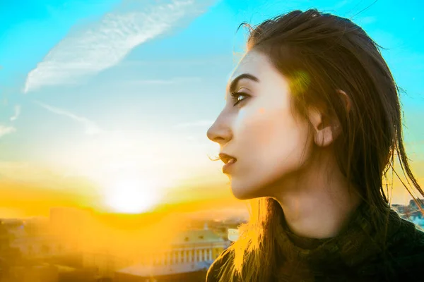 Zewnątrz Mody Portret Młodej Kobiety Zmysłowy Stojąc Dachu Zachodzie Słońca — Zdjęcie stockowe