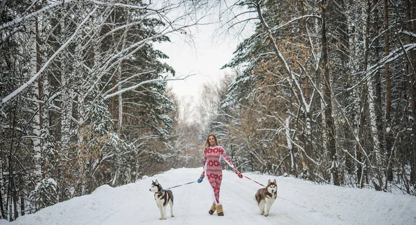 Όμορφη Ξανθιά Γυναίκα Περπάτημα Στο Δάσος Του Χειμώνα Πάρκο Δύο — Φωτογραφία Αρχείου