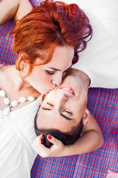Lindo Casal Beijando Xadrez Verão Dia Ensolarado Visão Horizontal Superior — Fotografia de Stock
