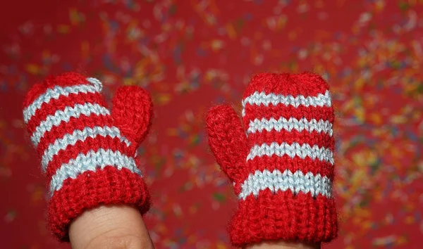 Strickhandschuhe Den Fingern Der Männlichen Hand Auf Rotem Hintergrund — Stockfoto