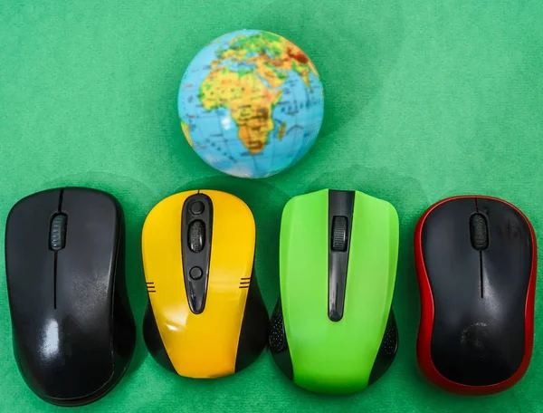 Mouses Computador Perto Globo Fundo Papel Verde Ideia Equipe Negócios — Fotografia de Stock
