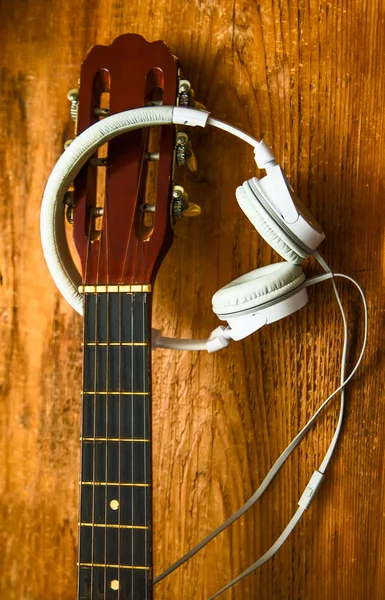 Guitarra Acústica Grandes Auriculares Blancos Sobre Fondo Mesa Madera —  Fotos de Stock