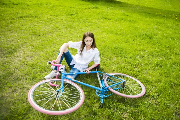 Menina Morena Bonita Sentada Lado Bicicleta Campo — Fotografia de Stock