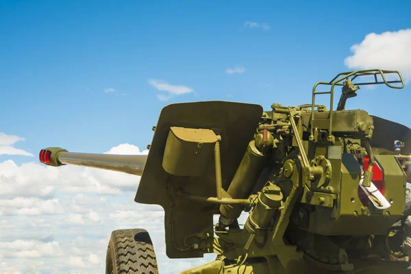 Canon Obusier Moderne Sur Une Colline Sur Fond Bleu Ciel — Photo