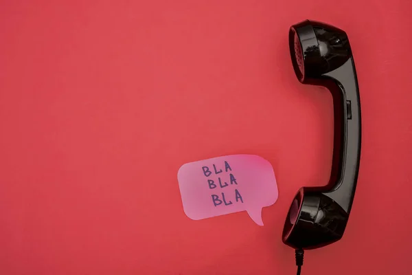Τηλέφωνο Αυτοκόλλητο Μπλα Μπλα Μπλα Μαύρο Ακουστικό Φόντο Κόκκινο Χαρτί — Φωτογραφία Αρχείου