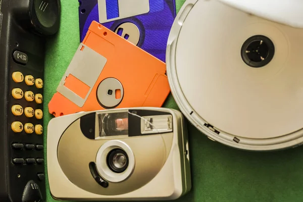 Altes Radiotelefon Alte Analoge Fotokamera Zwei Retro Disketten Und Player — Stockfoto