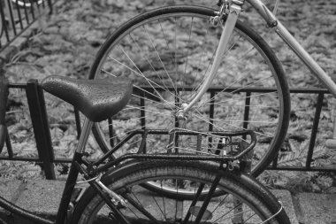 sokakta yağmur bisiklet. Bisiklet bir yağmurlu günde birkaç