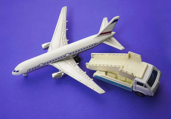 Mavi Kağıt Arka Plan Üzerinde Uçak Uçak Yol Açın — Stok fotoğraf