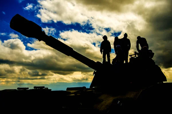 Skupina Vojáků Proti Úsvitu Silueta Vojáků Připravujících Tank Zbraně Při — Stock fotografie