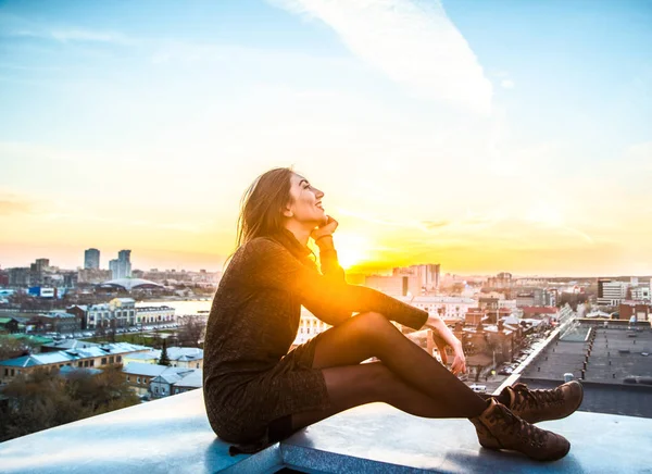 Mujer Joven Sentada Techo Casa Contra Cielo Azul Del Atardecer —  Fotos de Stock