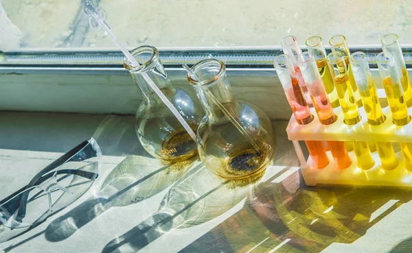 Processo Evaporazione Provette Complete Con Liquido Colorato Occhiali Trasparenti Fiaschette — Foto Stock