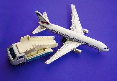 mavi Kağıt arka plan üzerinde uçak ve uçak yol açın 