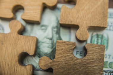 yüz dolarlık banknot ahşap arka plan üzerinde gelen bulmaca. Amerikan Başkanı portresi.