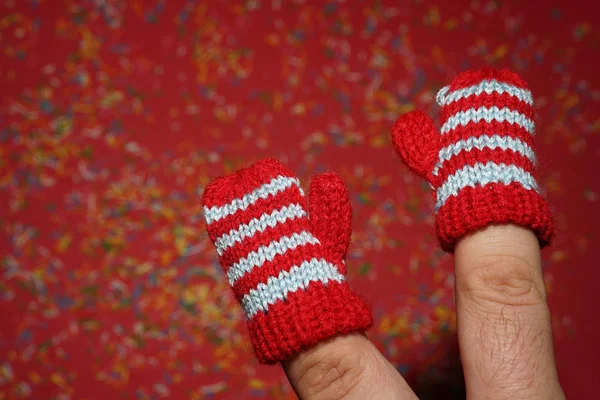 Knitted Mittens Fingers Male Handon Red Background — Stock Photo, Image