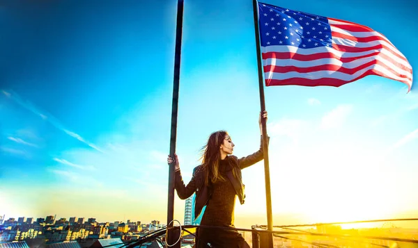 Young Woman Holding American Flag Top Roof Independence Day 4Th — Stock Photo, Image