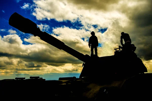 Группа Солдат Против Рассвета Силуэт Армейских Солдат Готовящих Танк Оружие — стоковое фото