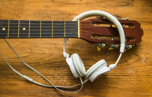 Guitarra Acústica Grandes Fones Ouvido Brancos Fundo Mesa Madeira — Fotografia de Stock