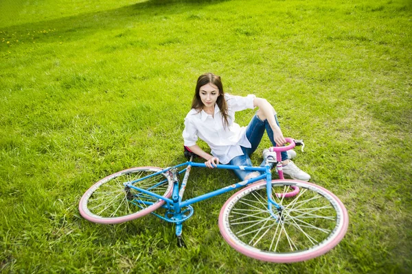 Menina Morena Bonita Sentada Lado Bicicleta Campo — Fotografia de Stock