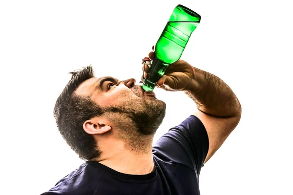 Depressief Young Man Met Alcoholverslaving Geïsoleerd Witte Achtergrond — Stockfoto