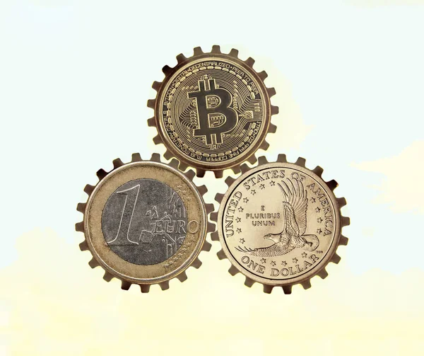 一个欧元 比特币和美元硬币 齿轮在空中天空背景 货币兑换的想法 — 图库照片