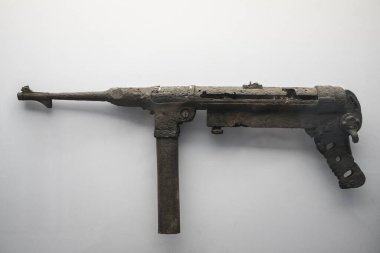Beyaz bir arka planda izole edilmiş mp40 Alman makineli tüfek. İkinci Dünya Savaşı sırasında makineli tüfek kullanma kılavuzu. Paslı makineli tüfek ve namlu.