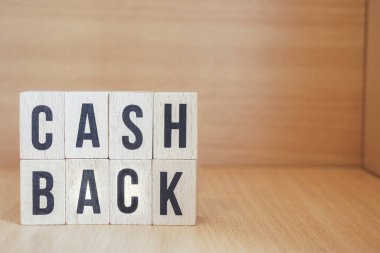 Tahta arka planda harf blokları var. Ahşap arka plan. Deyimi nakde çevir 