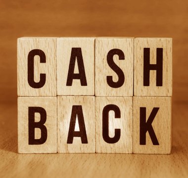 Tahta arka planda harf blokları var. Ahşap arka plan. Deyimi nakde çevir 