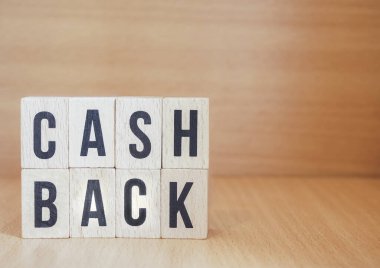 Tahta arka planda harf blokları var. Ahşap arka plan. Deyimi nakde çevir 