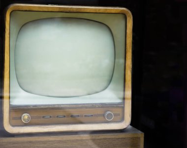 Siyah duvar arka planında bir Retro kahverengi televizyon. Klasik Tv.