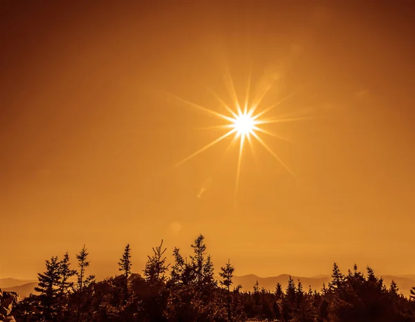 Solstrålar Över Bergen Glänsande Dag Och Klar Gul Himmel Framför — Stockfoto
