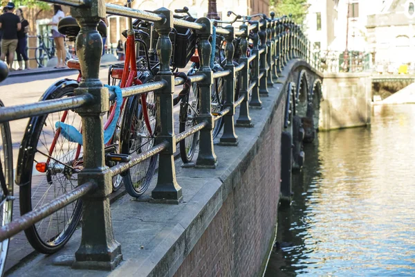 Ποδήλατα Σταθμευμένα Γέφυρα Στο Άμστερνταμ Της Ολλανδίας Άμστερνταμ Κανάλι Σκηνή — Φωτογραφία Αρχείου