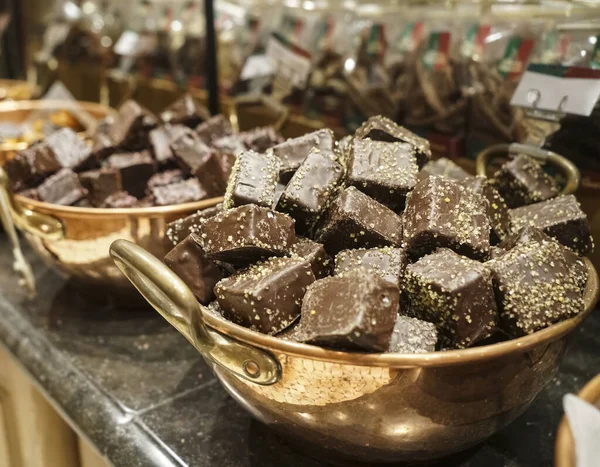 Zwarte Chocolade Mignon Blokjes Gouden Plaat — Stockfoto