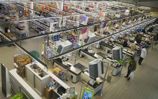 2019年9月18日 俄罗斯加里宁格勒 人们在大超级中心等待购买商品 购物者在结帐时支付产品费用 超级市场传送带上的食物 — 图库照片