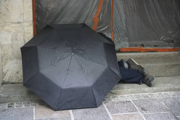 Werkloze Huisloze Europese Man Onder Zwarte Natte Paraplu Regen Regenachtig — Stockfoto