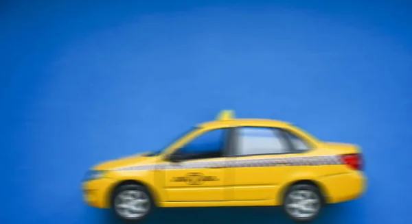 Жовтий Автомобіль Таксі Синьому Фоні Концепція Служби Таксі — стокове фото