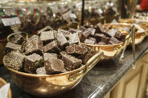 Zwarte Chocolade Mignon Blokjes Gouden Plaat — Stockfoto