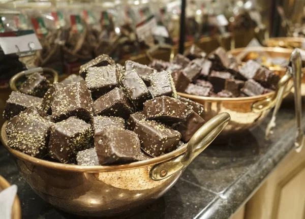 Negro Chocolate Mignon Cubos Placa Oro — Foto de Stock