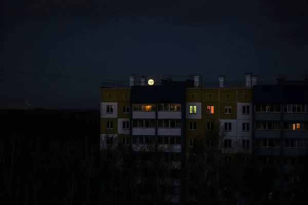 Luna Piena Nel Cielo Buio Sui Tetti Della Città Notte — Foto Stock