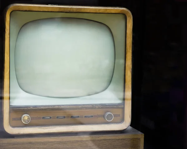Uma Televisão Velha Marrom Retro Tabela Fundo Preto Parede Vintage — Fotografia de Stock