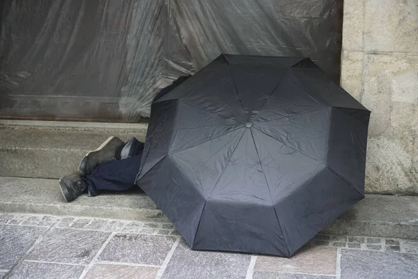 Sans Travail Sans Abri Homme Européen Sous Parapluie Humide Noir — Photo