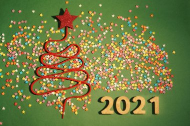 Bir sürü konfetiden Noel Ağacı ve eski tarz ahşap dokuda dantel. Mutlu yıllar kartı.