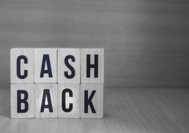 Tahta arka planda harf blokları var. Ahşap arka plan. Deyimi nakde çevir 